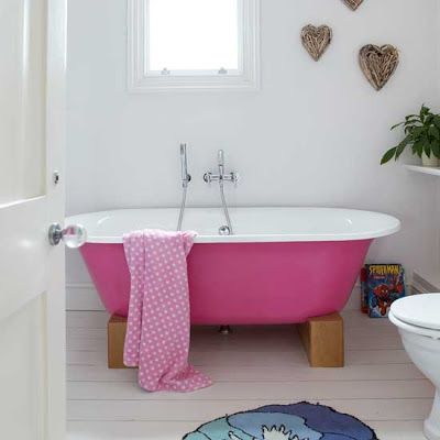 bañera rosa con patas