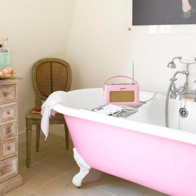 bañera rosa con patas
