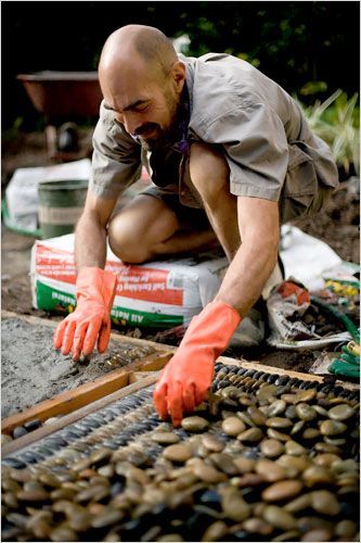 mosaicos hechos con cantos redondos y piedras de colores