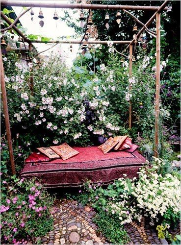 mosaicos de jardín hechos con cantos redondos y piedras de colores
