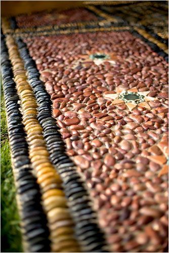 mosaicos de jardín hechos con cantos redondos y piedras de colores