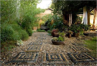 mosaicos de jardín hechos con cantos redondos y piedras de colores