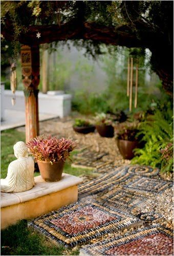 mosaicos de jardín hechos con cantos redondos y piedras de colores