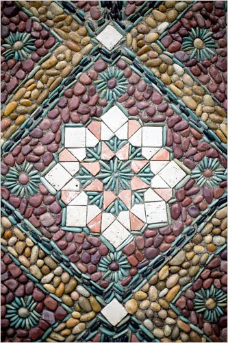 mosaicos de jardín hechos con cantos redondos y piedras de colores