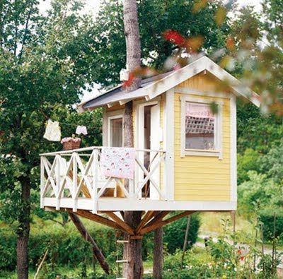 casa en el arbol amarilla