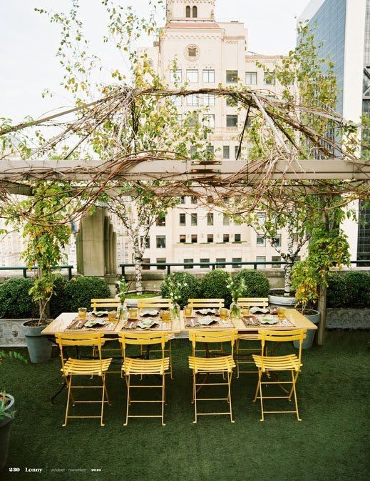 terraza verano con pergola sillas amarillas