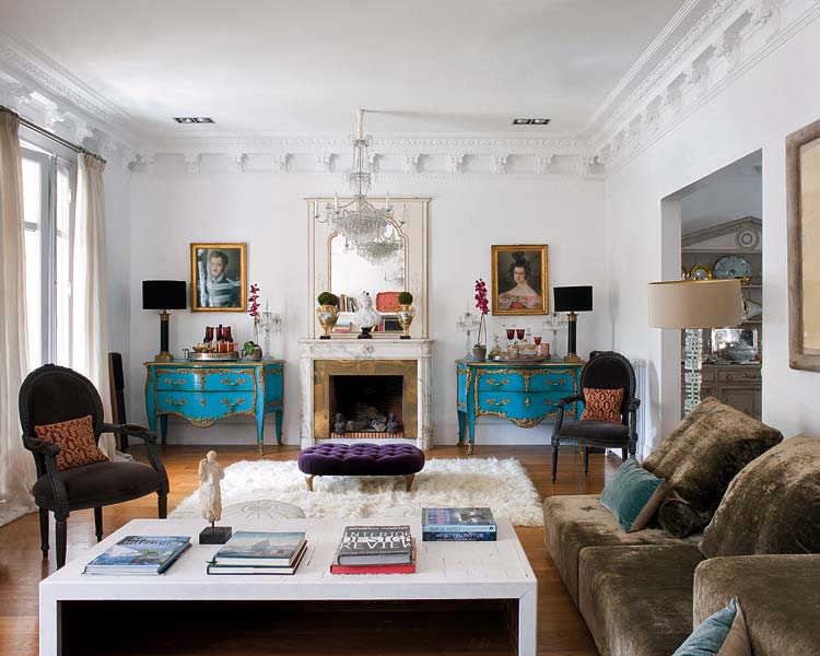 salón con pareja cómodas antiguas azul turquesa