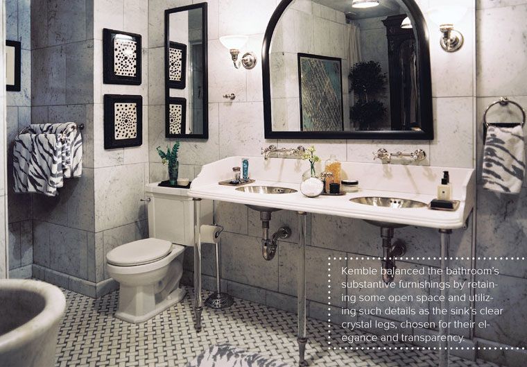 baño con espejo negro