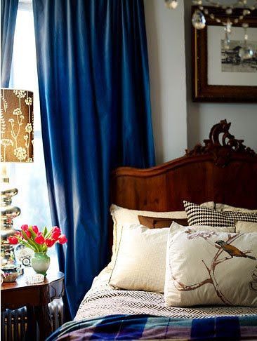 cama_de_madera_antigua_dormitorio_ara_a_vintage_cojines_marrones_y_beige