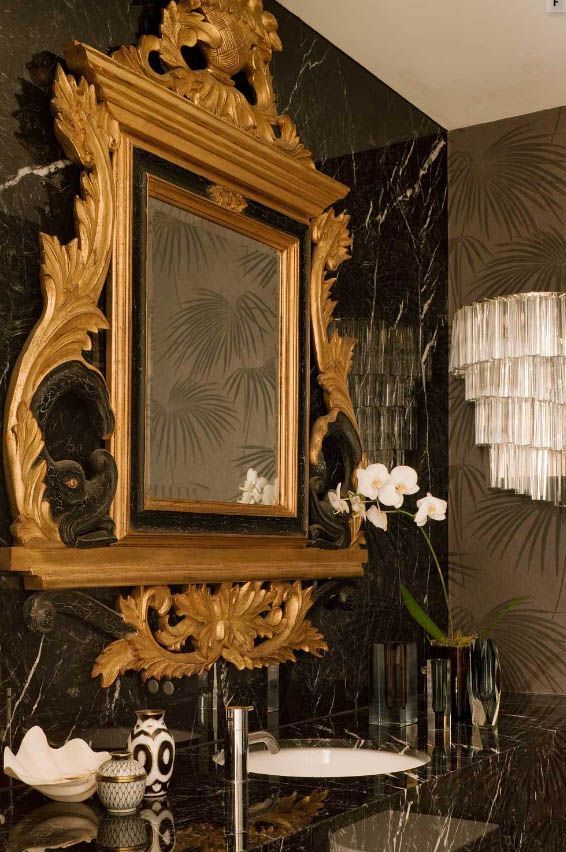 baño pared marmol negro espejo dorado y aplique cristal vintage