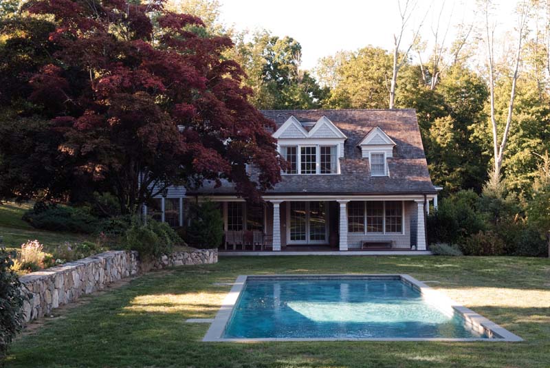 casa con piscina en jardín