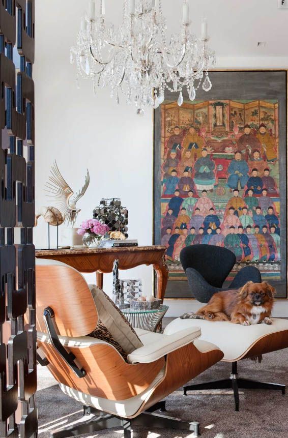 salón blanco con muebles vintage y araña cristales