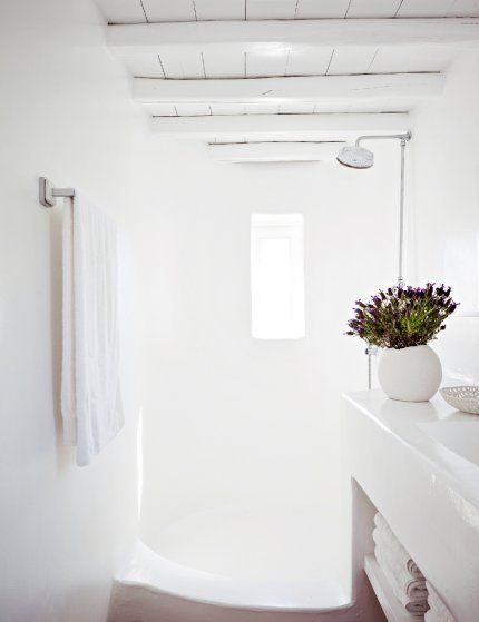baño con ducha de obra blanco