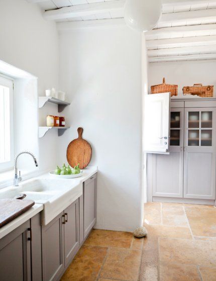 casa mikonos cocina blanca y gris aire rústico