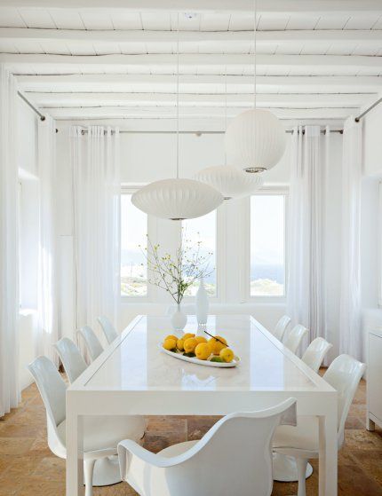 sillas tulip blancas comedor mesa blanca y 3 lámparas