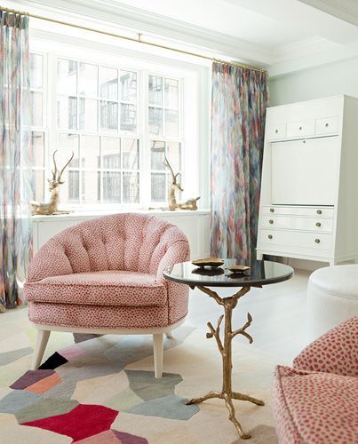 salón con butacas blanco y rojo
