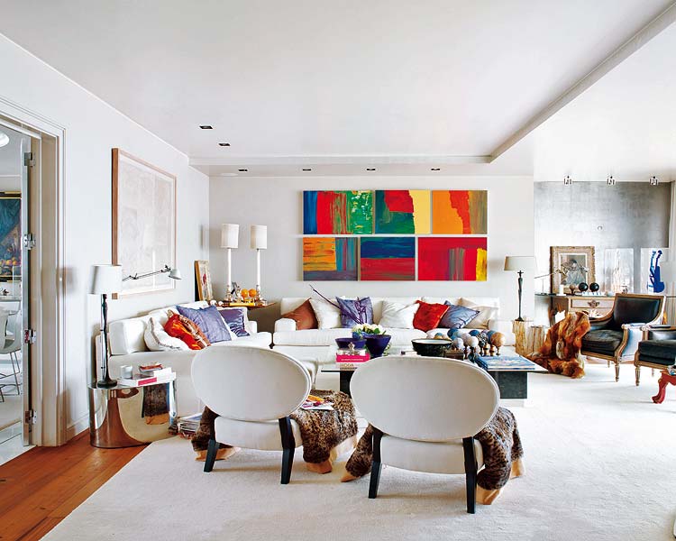 salón con gran sofa blanco en L