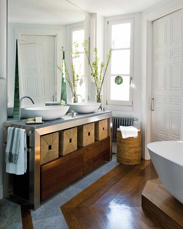 baño-con-madera-y-blanco-bañera-exenta