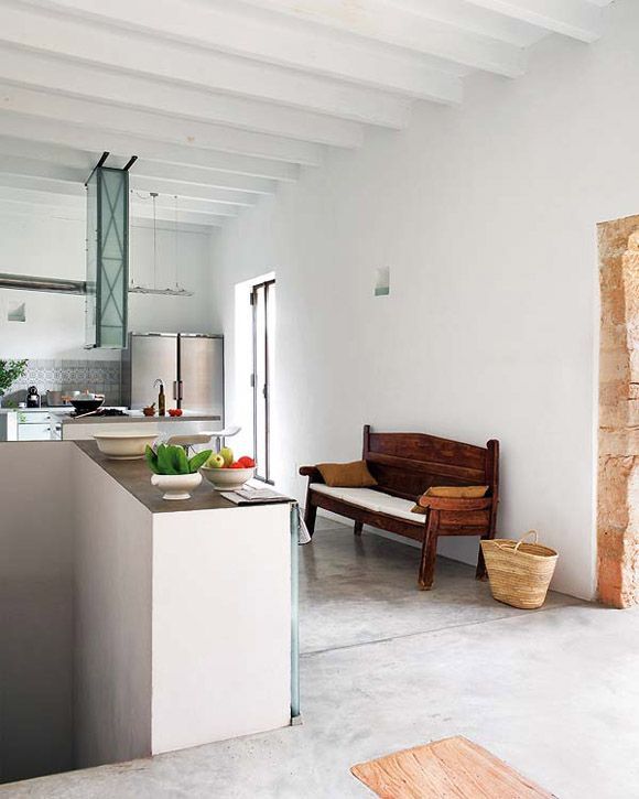 cocina líneas minimal con banco madera antiguo
