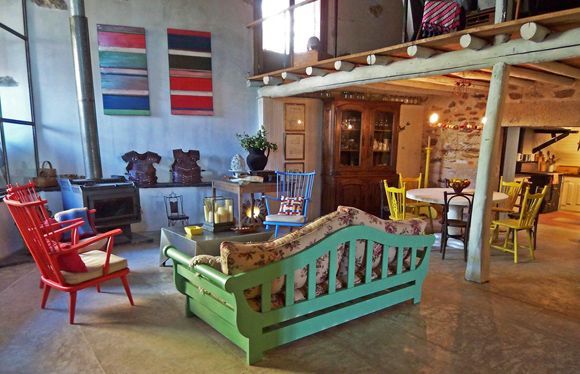 gran salón con muebles recuperados colores doble altura