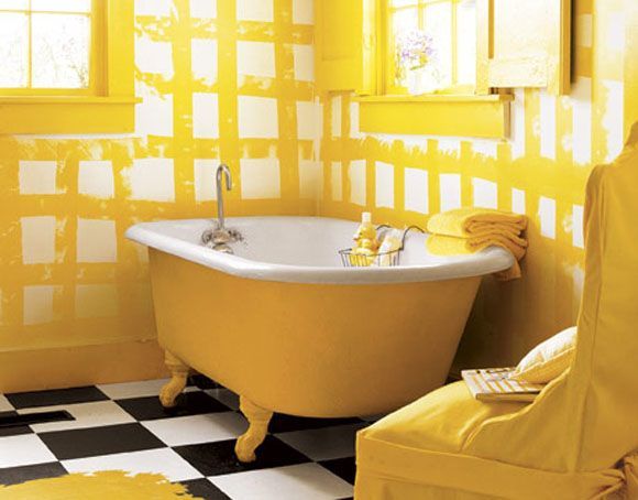 bañera amarilla con patas suelo baño damero