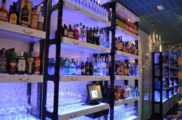 interiores_creativos_bar_trabalenguas_araña techo