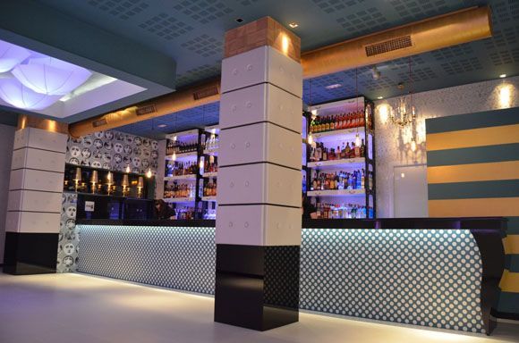 interiores_creativos_bar_trabalenguas_barra decorada lunares
