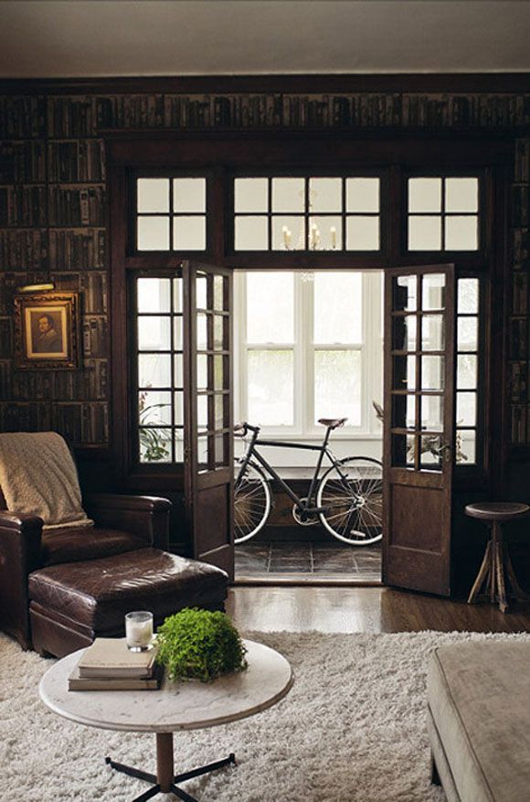 salón madera puerta acceso balconada bicicleta