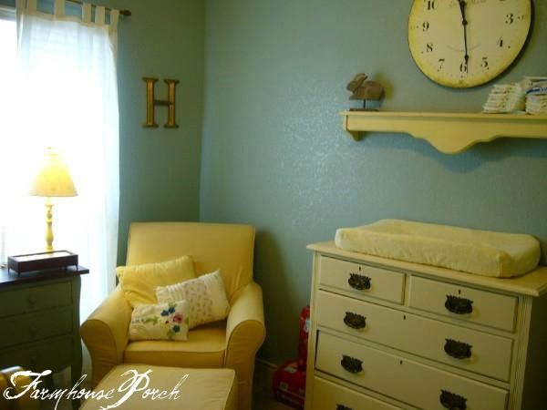 cómoda amarilla a modo de cambiador habitacion bebe