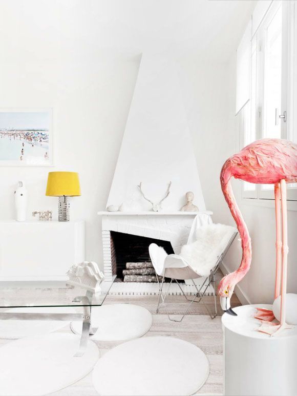salón blanco con chimenea blanca flamingo rosa