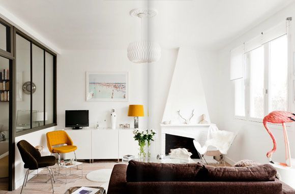 salón blanco sofa marron y flamingo