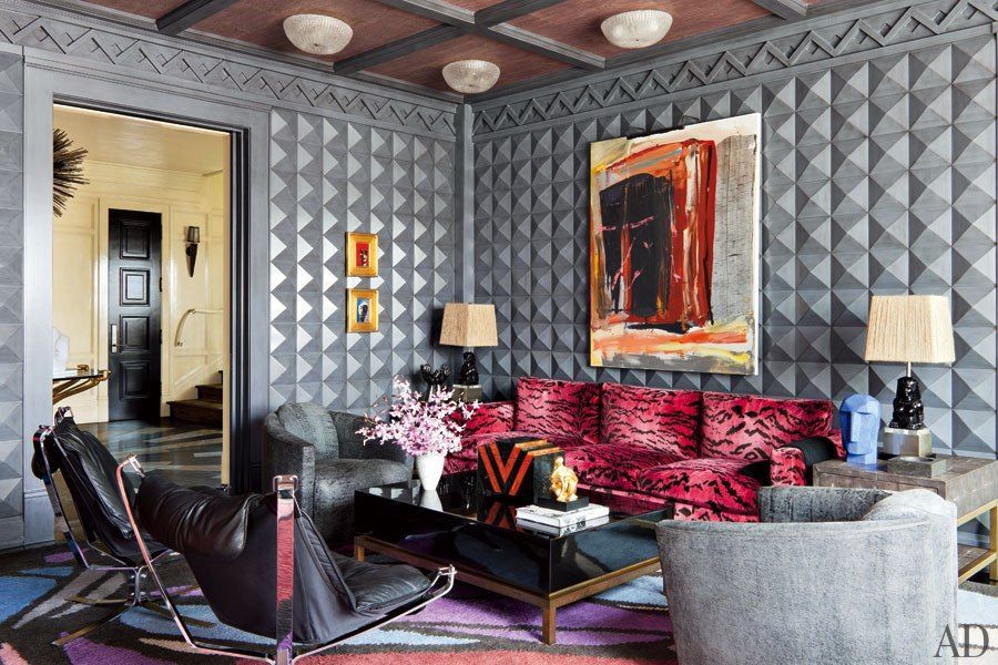 salón-paredes-forradas-pirámides-gris-kelly-wearstler