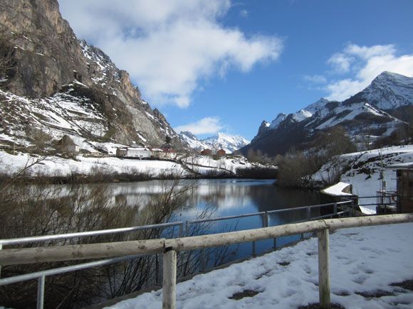 valle de lago lago del valle somiedo asturias en invierno con nieve
