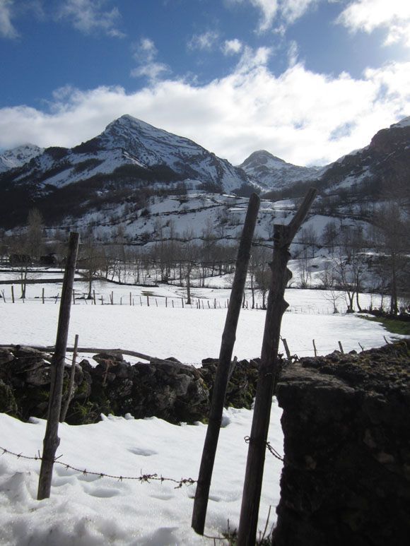 valle de lago lago del valle somiedo asturias en invierno con nieve