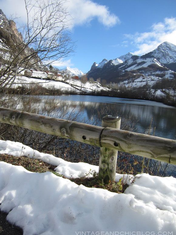 valle de lago lago del valle somiedo asturias en invierno con nieve
