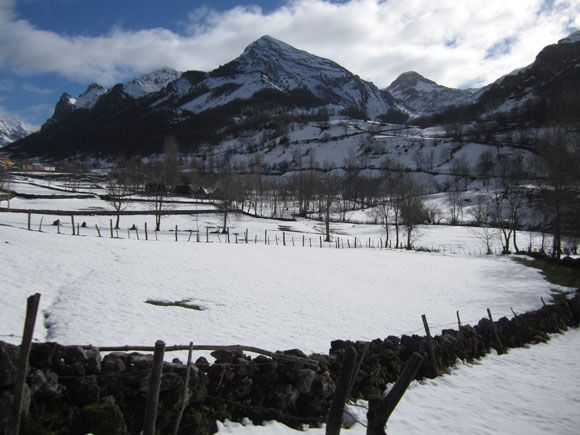 valle de lago lago del valle somiedo asturias en invierno con nieve