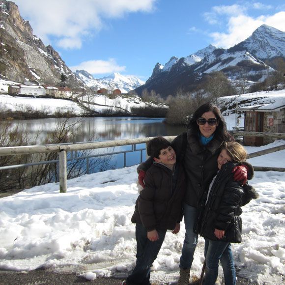 valle de lago lago del valle somiedo asturias en invierno con nieve