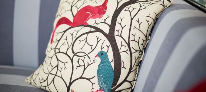 cojín conejo y pájaro ampersand hotel