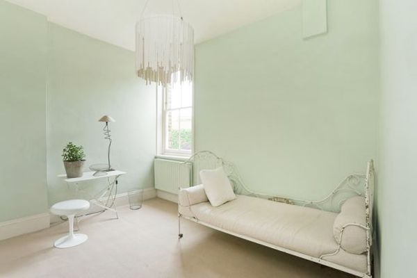 dormitorio verde menta y blanco