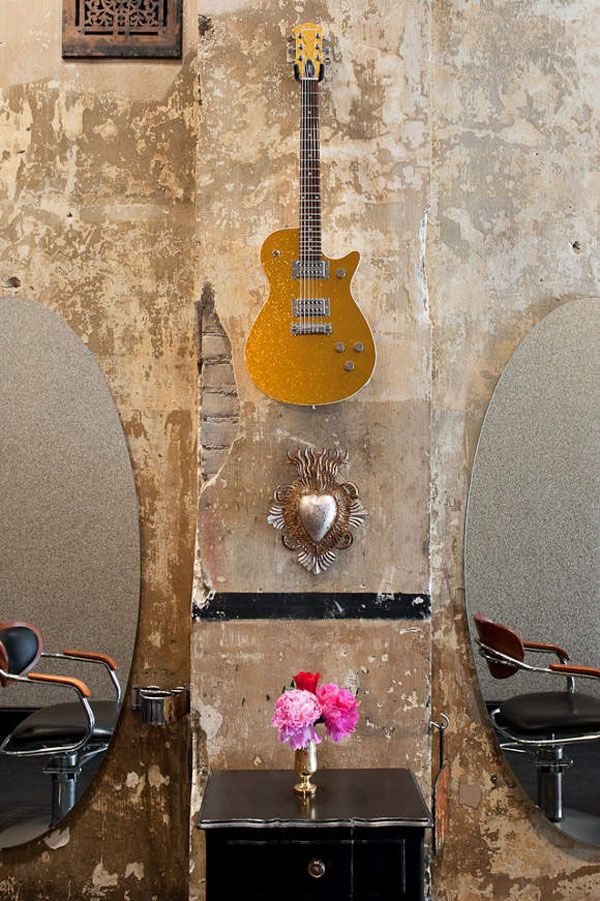 peluquería guitarra colgada pared