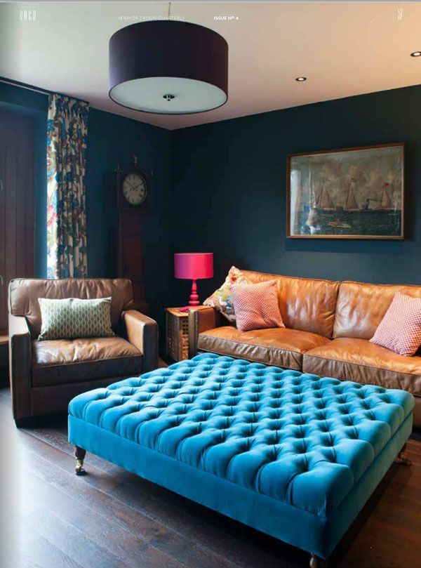 sofa-cuero-piel-natural-mesa-centro-capitoné-azul-terciopelo