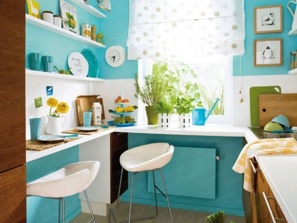 cocina pequeña azul y blanca