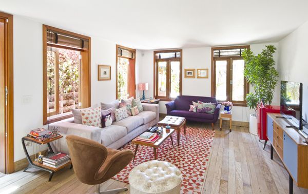salón con sofá morado