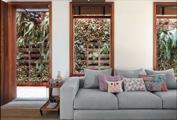 sofa gris con cojín buho