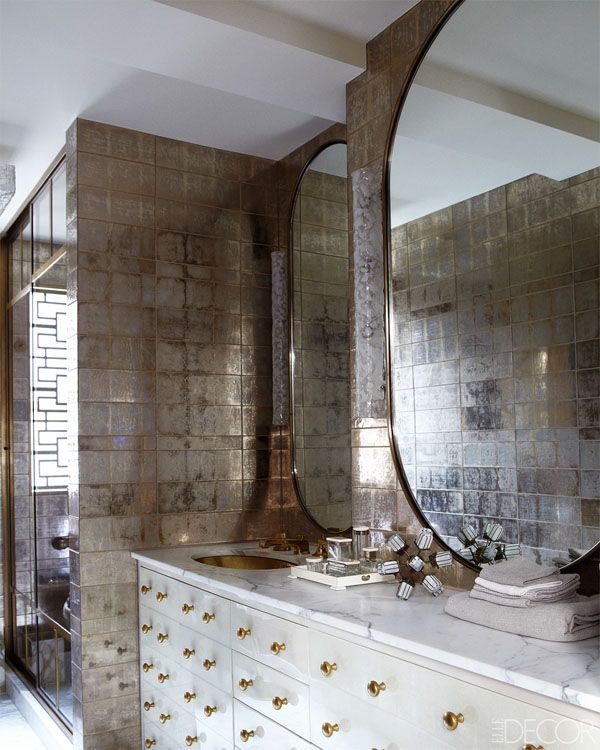 Baño blanco y dorado apartamento Cameron Díaz Kelly Wearstler