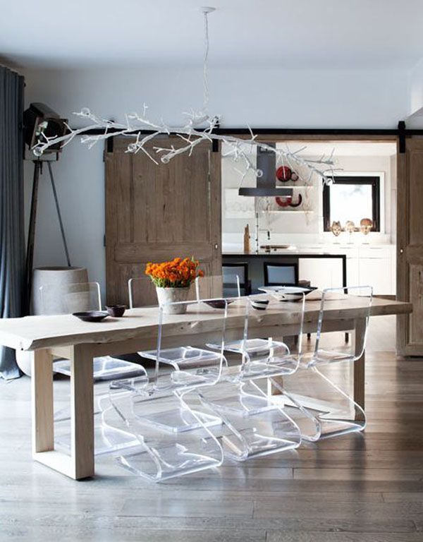 comedor con sillas de metacrilato transparente