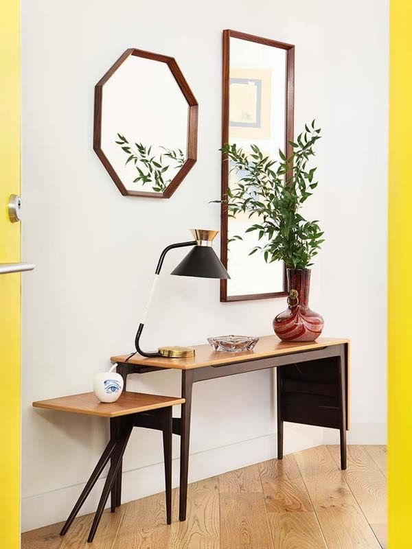 entrada mueble madera y negro estilo años 50