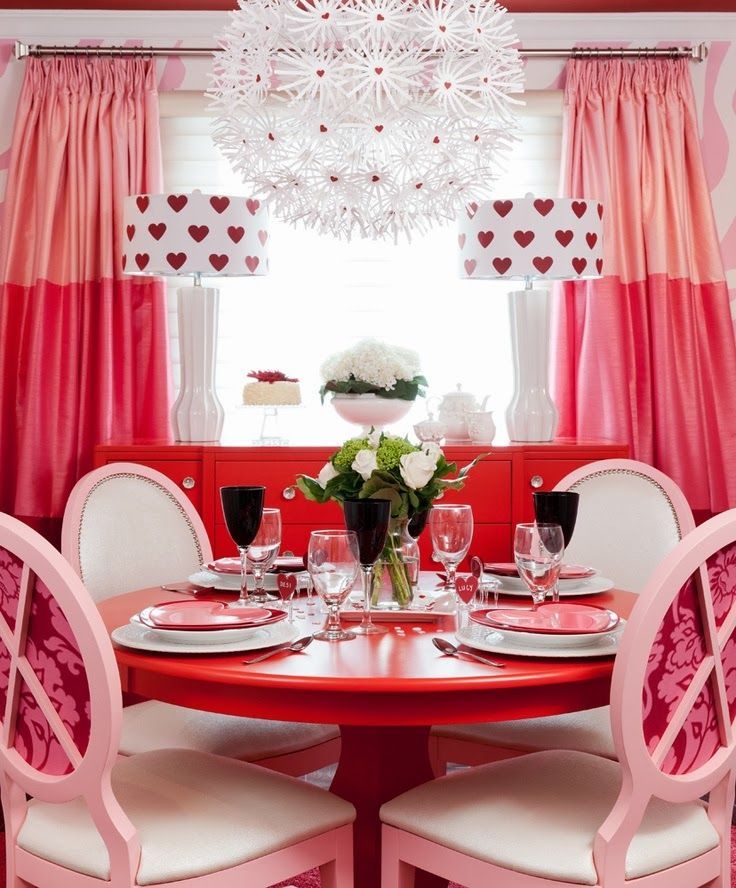 mesa de comedor roja con sillas rosas