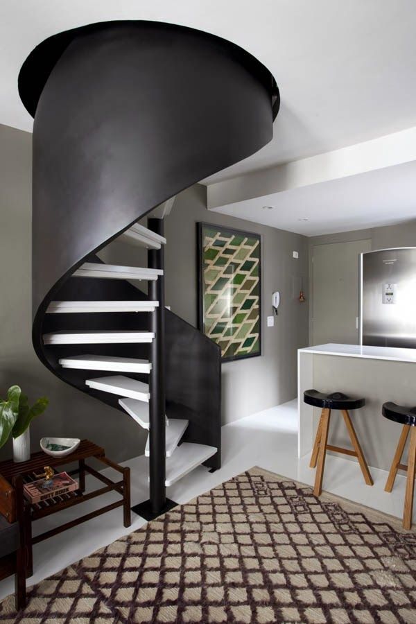 apartamento_escalera_caracol_pequen_o_masculino_en_negro