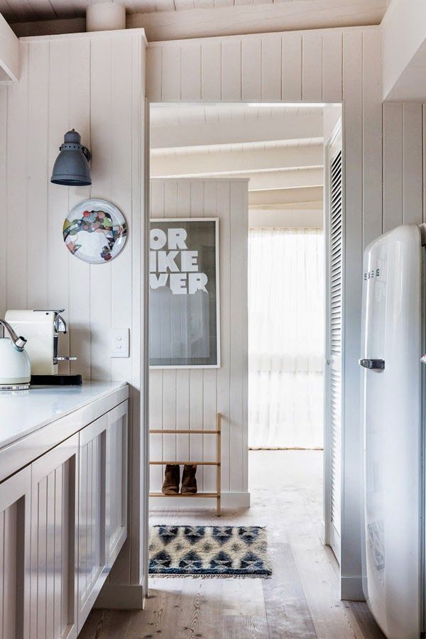 cocina-con-paredes-paneladas-blanco